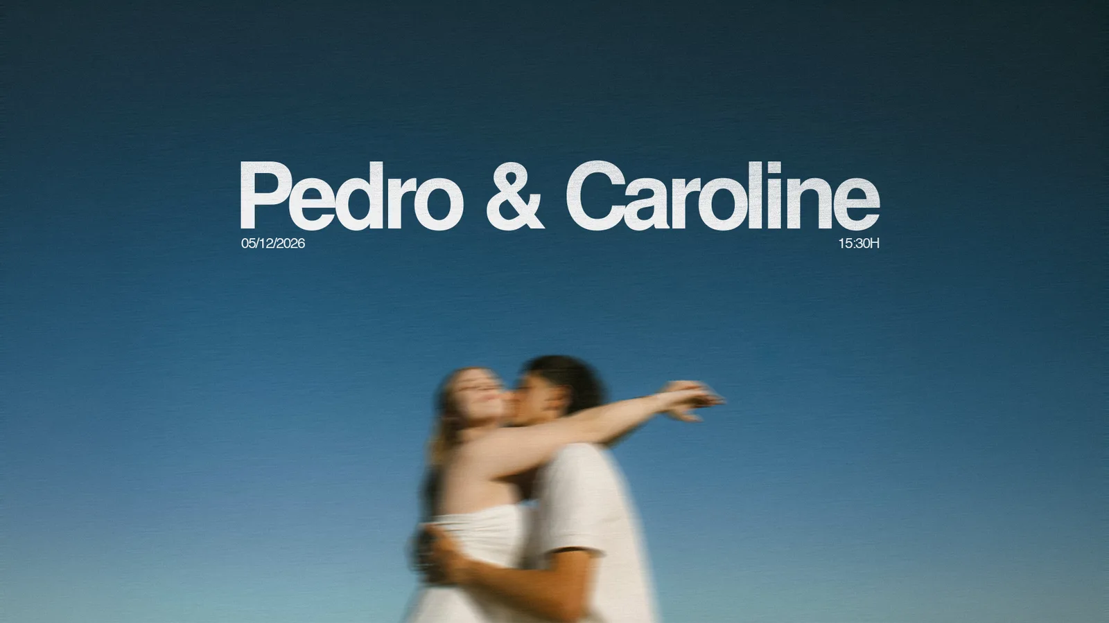 Pedro e Caroline se abraçando sob o céu azul, com o texto Pedro & Caroline, 05/12/2026, 15:30h